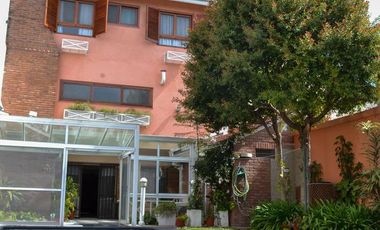 Venta casa 5 ambientes con cochera y piscina en Quilmes