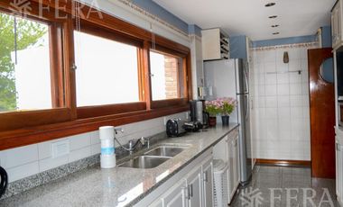 Venta casa 5 ambientes con cochera y piscina en Quilmes