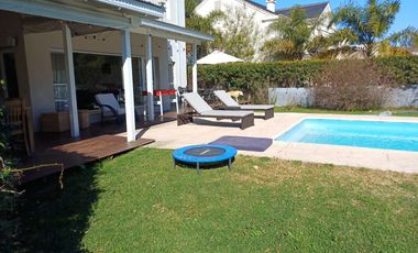 Casa en Venta 4 ambientes con dependencia - Abril Club De Campo