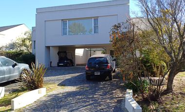 Casa en Venta 4 ambientes con dependencia - Abril Club De Campo