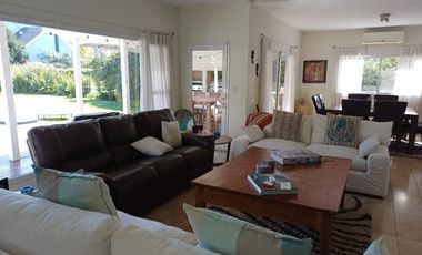 Casa en Venta 4 ambientes con dependencia - Abril Club De Campo