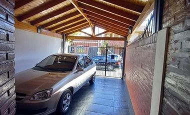 AMPLIO TRIPLEX 5 AMBIENTES.  CON PATIO Y COCHERA