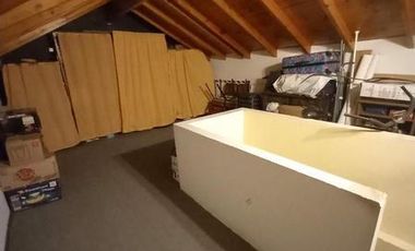 AMPLIO TRIPLEX 5 AMBIENTES.  CON PATIO Y COCHERA