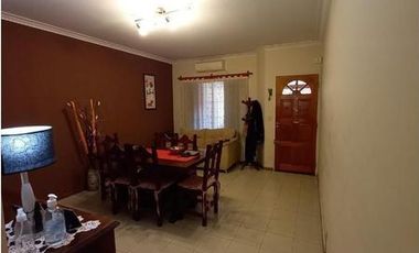 AMPLIO TRIPLEX 5 AMBIENTES.  CON PATIO Y COCHERA