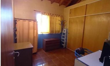 AMPLIO TRIPLEX 5 AMBIENTES.  CON PATIO Y COCHERA