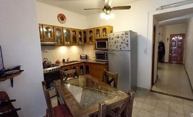 AMPLIO TRIPLEX 5 AMBIENTES.  CON PATIO Y COCHERA