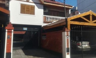 AMPLIO TRIPLEX 5 AMBIENTES.  CON PATIO Y COCHERA