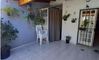 AMPLIO TRIPLEX 5 AMBIENTES.  CON PATIO Y COCHERA