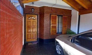 AMPLIO TRIPLEX 5 AMBIENTES.  CON PATIO Y COCHERA