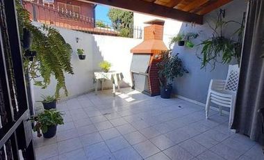 AMPLIO TRIPLEX 5 AMBIENTES.  CON PATIO Y COCHERA