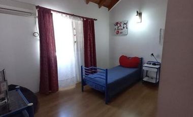 AMPLIO TRIPLEX 5 AMBIENTES.  CON PATIO Y COCHERA