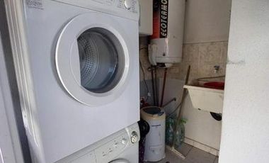 AMPLIO TRIPLEX 5 AMBIENTES.  CON PATIO Y COCHERA