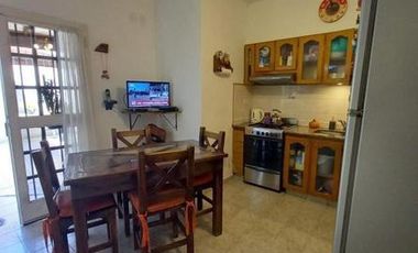 AMPLIO TRIPLEX 5 AMBIENTES.  CON PATIO Y COCHERA