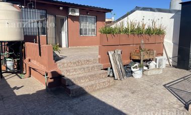 Chalet 5 ambientes con piscina en Sarandi