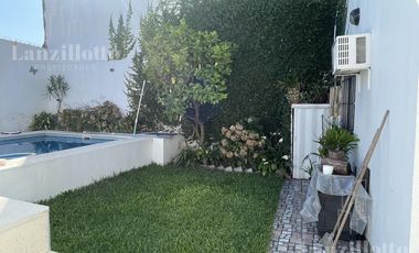Chalet 5 ambientes con piscina en Sarandi