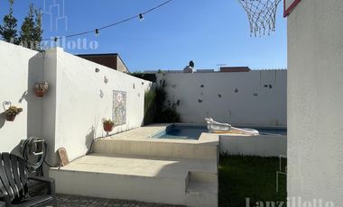 Chalet 5 ambientes con piscina en Sarandi