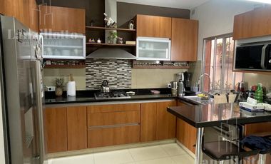 Chalet 5 ambientes con piscina en Sarandi