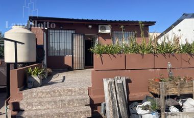 Chalet 5 ambientes con piscina en Sarandi
