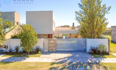 VENTA · CASA ·  4 DORMITORIOS · QUINCHO · PISCINA · FONDO NORTE · FUNES