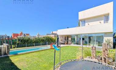VENTA · CASA ·  4 DORMITORIOS · QUINCHO · PISCINA · FONDO NORTE · FUNES