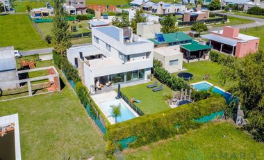 VENTA · CASA ·  4 DORMITORIOS · QUINCHO · PISCINA · FONDO NORTE · FUNES