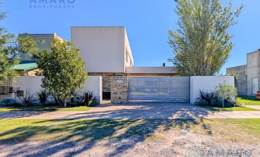 VENTA · CASA ·  4 DORMITORIOS · QUINCHO · PISCINA · FONDO NORTE · FUNES