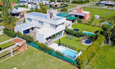 VENTA · CASA ·  4 DORMITORIOS · QUINCHO · PISCINA · FONDO NORTE · FUNES