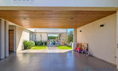 VENTA · CASA ·  4 DORMITORIOS · QUINCHO · PISCINA · FONDO NORTE · FUNES