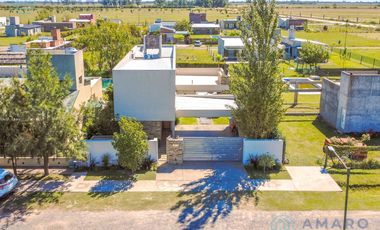 VENTA · CASA ·  4 DORMITORIOS · QUINCHO · PISCINA · FONDO NORTE · FUNES