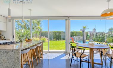 VENTA · CASA ·  4 DORMITORIOS · QUINCHO · PISCINA · FONDO NORTE · FUNES