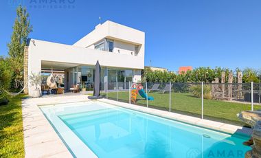 VENTA · CASA ·  4 DORMITORIOS · QUINCHO · PISCINA · FONDO NORTE · FUNES