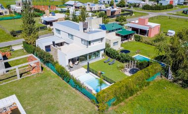 VENTA · CASA ·  4 DORMITORIOS · QUINCHO · PISCINA · FONDO NORTE · FUNES