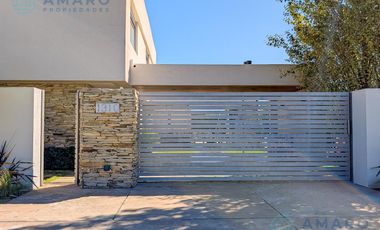 VENTA · CASA ·  4 DORMITORIOS · QUINCHO · PISCINA · FONDO NORTE · FUNES