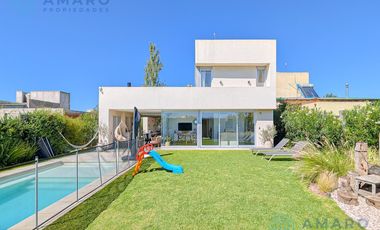 VENTA · CASA ·  4 DORMITORIOS · QUINCHO · PISCINA · FONDO NORTE · FUNES
