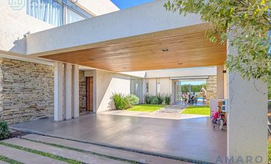 VENTA · CASA ·  4 DORMITORIOS · QUINCHO · PISCINA · FONDO NORTE · FUNES