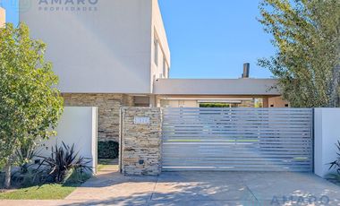 VENTA · CASA ·  4 DORMITORIOS · QUINCHO · PISCINA · FONDO NORTE · FUNES