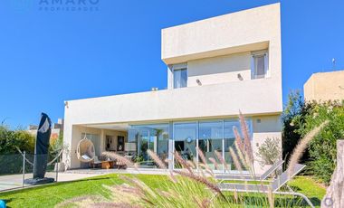 VENTA · CASA ·  4 DORMITORIOS · QUINCHO · PISCINA · FONDO NORTE · FUNES