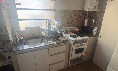 Casa con dos habitaciones, baño, cocina comedor, patio chico con churrasquera. Muy buen estado en general.-