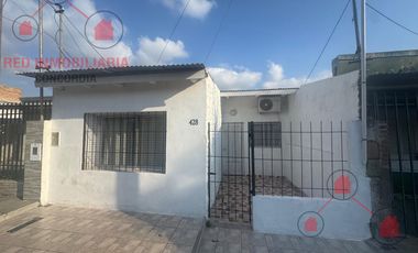 Casa con dos habitaciones, baño, cocina comedor, patio chico con churrasquera. Muy buen estado en general.-