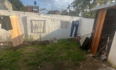 Casa con dos habitaciones, baño, cocina comedor, patio chico con churrasquera. Muy buen estado en general.-