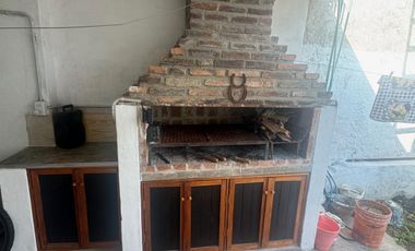 Casa con dos habitaciones, baño, cocina comedor, patio chico con churrasquera. Muy buen estado en general.-