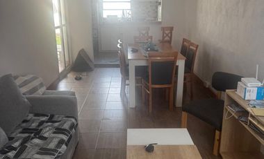 Casa con dos habitaciones, baño, cocina comedor, patio chico con churrasquera. Muy buen estado en general.-