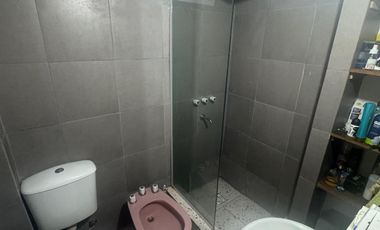 Casa con dos habitaciones, baño, cocina comedor, patio chico con churrasquera. Muy buen estado en general.-