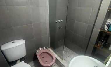 Casa con dos habitaciones, baño, cocina comedor, patio chico con churrasquera. Muy buen estado en general.-