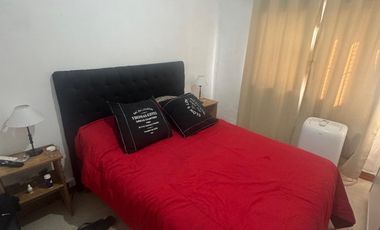 Casa con dos habitaciones, baño, cocina comedor, patio chico con churrasquera. Muy buen estado en general.-