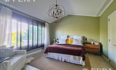 Venta casa 5 ambientes con cochera y fondo libre con piscina en Abril Club De Campo