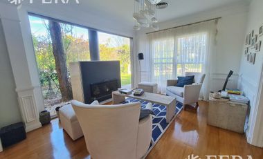 Venta casa 5 ambientes con cochera y fondo libre con piscina en Abril Club De Campo