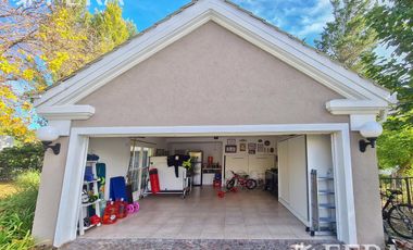 Venta casa 5 ambientes con cochera y fondo libre con piscina en Abril Club De Campo