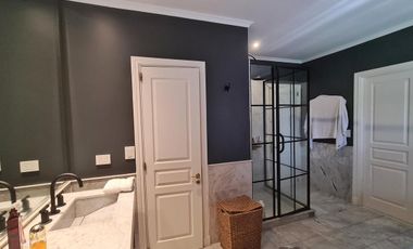 Venta casa 5 ambientes con cochera y fondo libre con piscina en Abril Club De Campo