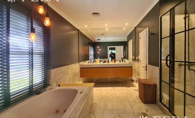 Venta casa 5 ambientes con cochera y fondo libre con piscina en Abril Club De Campo